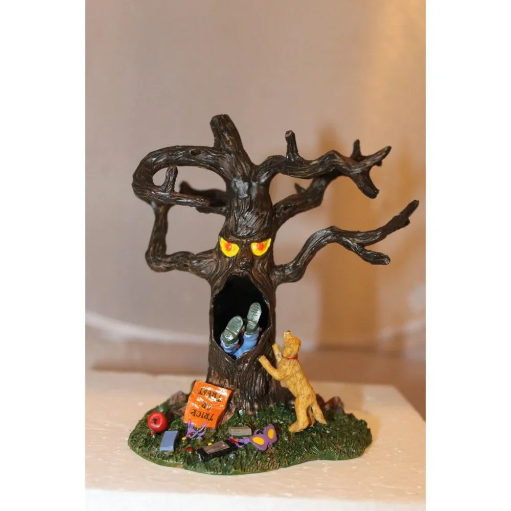 Lemax Spooky Town - Trick-Or-Treater Eating Tree